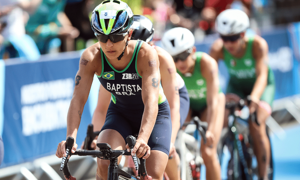 Luisa Baptista pedala em prova de triatlo