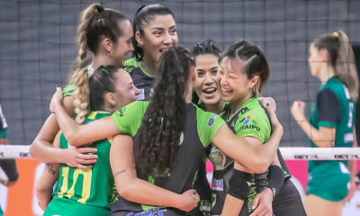 Jogadoras do Maringá comemoram vitória sobre o Brasília na Superliga Feminina de vôlei