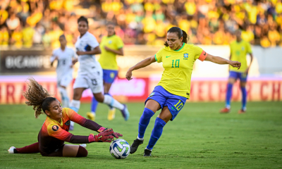 Marta dribla goleira em jogo entre Brasil e Nicarágua com a camisa da seleção feminina de futebol