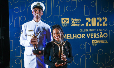 Rebeca Andrade e Alison dos Santos posam com o Prêmio Brasil Olímpico, renomeado agora para Troféu Rei Pelé