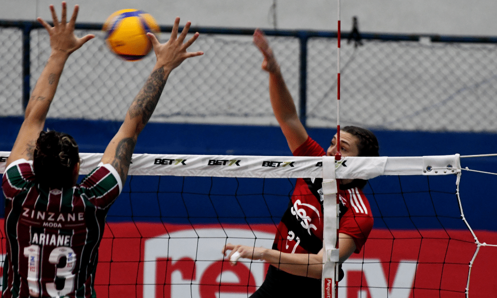 Roni, do Sesc Flamengo, ataca sobre o bloqueio do Fluminense em clássico na Superliga Feminina de vôlei