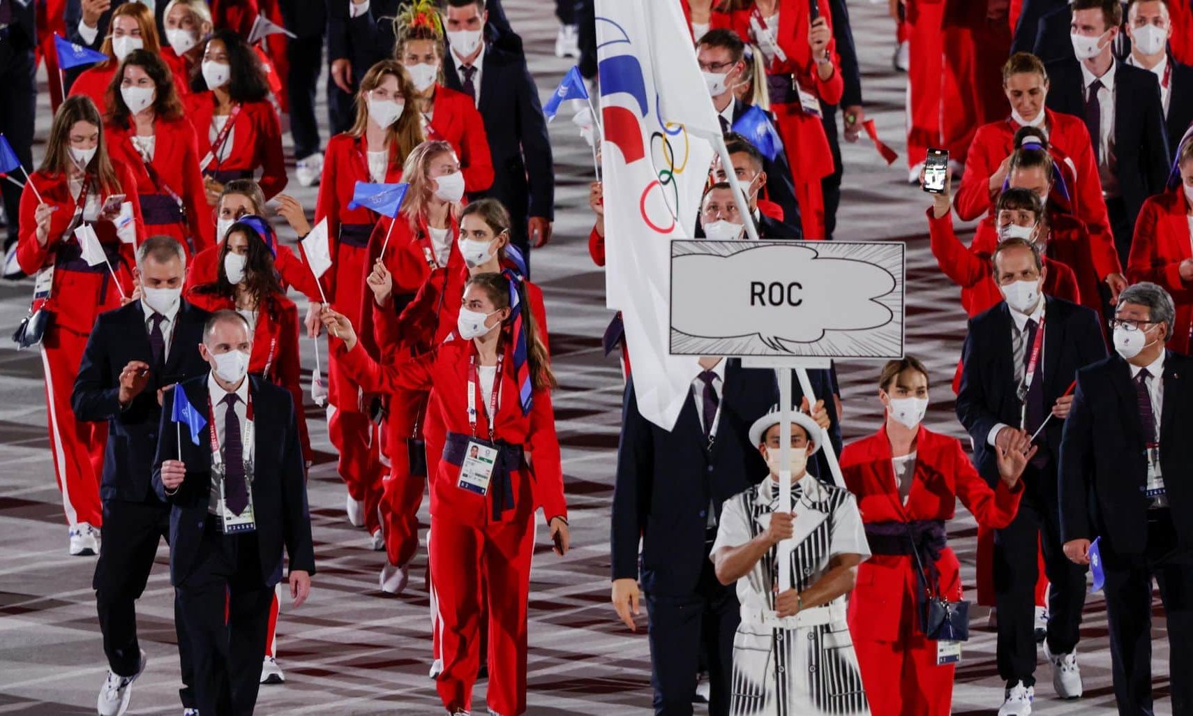Atletas russos entrando na cerimônia de abertura dos Jogos Olímpicos de Tóquio-2020; eles estarão aptos a competirem em Paris-2024 como neutros, assim como belarussos