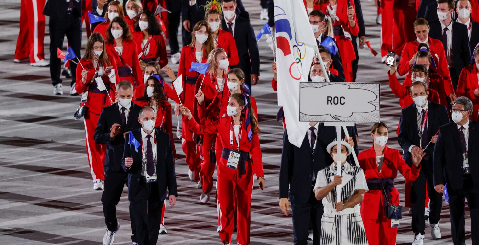 Atletas russos entrando na cerimônia de abertura dos Jogos Olímpicos de Tóquio-2020; eles estarão aptos a competirem em Paris-2024 como neutros, assim como belarussos