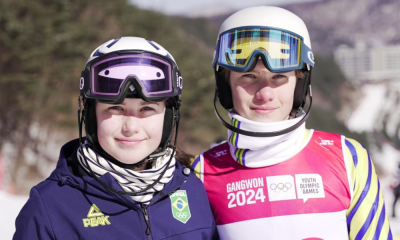 Irmãos Arthur e Alice Padilha pousam para foto após disputa do esqui alpino nos Jogos Olímpicos de Inverno da Juventude de Gangwon-2024