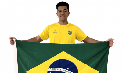 André Luiz Silva com a bandeira do Brasil antes da cerimônia de abertura de Gangwon-2024