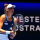 Bia Haddad, de camiseta azul e saia e boné branco, com a raquete na mão em frente a um backdrop escrito "Western Australia"; ela está na semifinal do WTA 500 de Adelaide, ao lado de Taylor Townsend