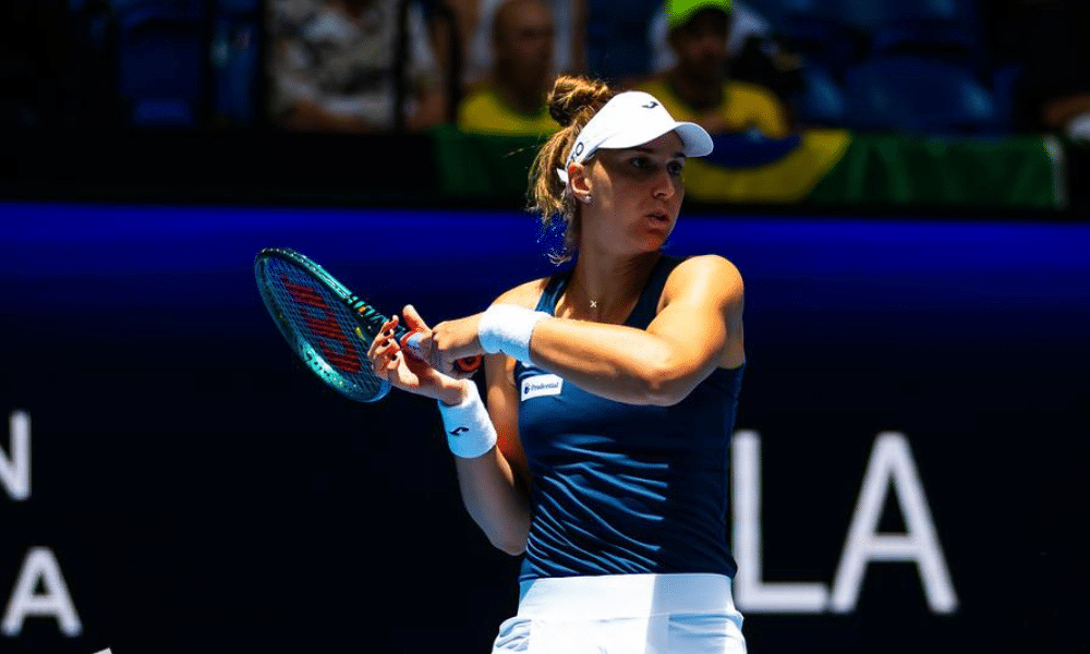 Bia Haddad com a raquete na mão em movimento de rebatida no Australian Open