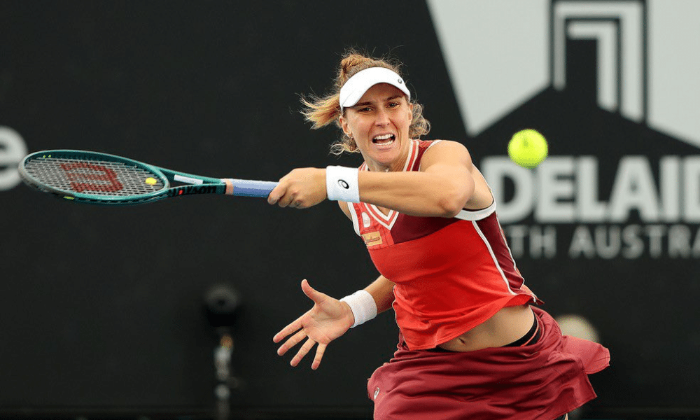 Bia Haddad rebate bolinha durante jogo com Taylor Townsend no WTA 500 de Adelaide