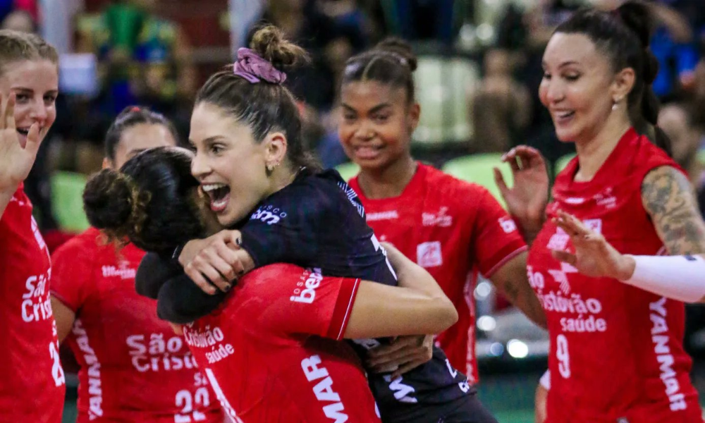 Camila Brait abraça colega de equipe em jogo Osasco x Maringá pela Superliga Feminina