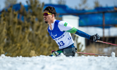 Cristian Ribera em ação na Copa do Mundo de esqui cross-country paralímpico; medalha de ouro
