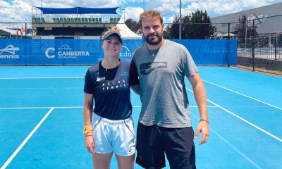 Laura Pigossi ao lado do seu treinador em Canberra (Foto: Divulgação/Gallas Press)