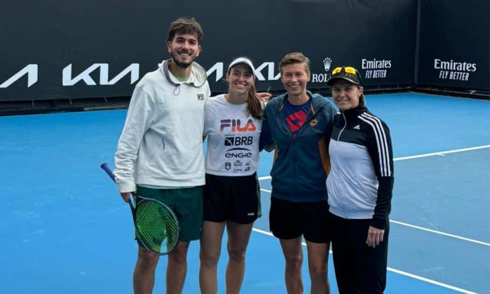 Tenista Luisa Stefani (a segunda da esquerda para a direita) em preparação para o Australian Open (Foto: Divulgação)