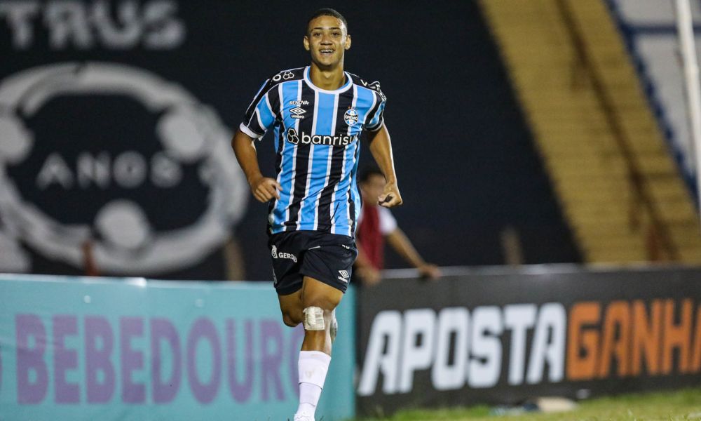 Comemoração do ponta Gustavo Nunes, destaque do Grêmio na segunda fase da Copinha (Renan Jardim/Grêmio FBPA)