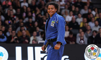 Ellen Froner está com judogi azul e sorri para foto; ela disputará o Grand Prix de Portugal de judô