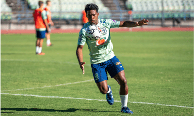 Endrick chutando bola durante treino para o Pré-Olímpico de futebol masculino; Brasil tenta vaga para Paris-2024; saiba onde ver ao vivo