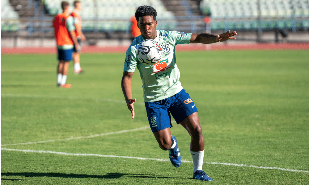 Endrick chutando bola durante treino para o Pré-Olímpico de futebol masculino; Brasil tenta vaga para Paris-2024; saiba onde ver ao vivo