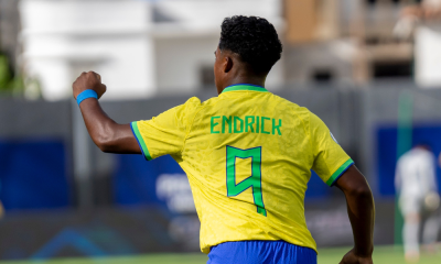 Endricki está de costas comemorando gol em jogo Brasil x Bolívia pelo Pré-Olímpico de futebol