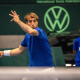 Felipe Meligeni faz movimento de rebatida da bolinha durante disputa do Australian Open