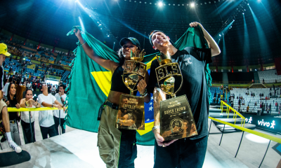 Giovanni Vianna e Rayssa Leal com os troféus de campeão do SLS Super Crown São Paulo, de skate street
