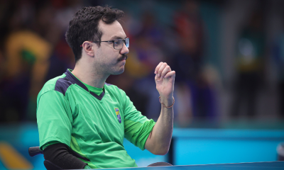 Guilherme Costa vibra após medalha no Aberto dos Estados Unidos de tênis de mesa paralímpico