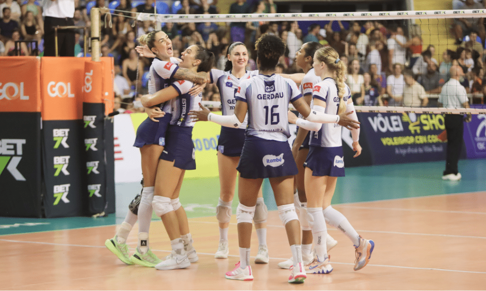 Jogadoras do Minas se abraçam em partida contra o Bluvolei pela Superliga Feminina