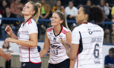 Jogadoras do Sesc Flamengo comemorando ponto em jogo contra o Barueri pela Superliga Feminina