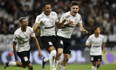 Jogadores do Corinthians comemoram gol contra no Novorizontino pela Copinha 2024