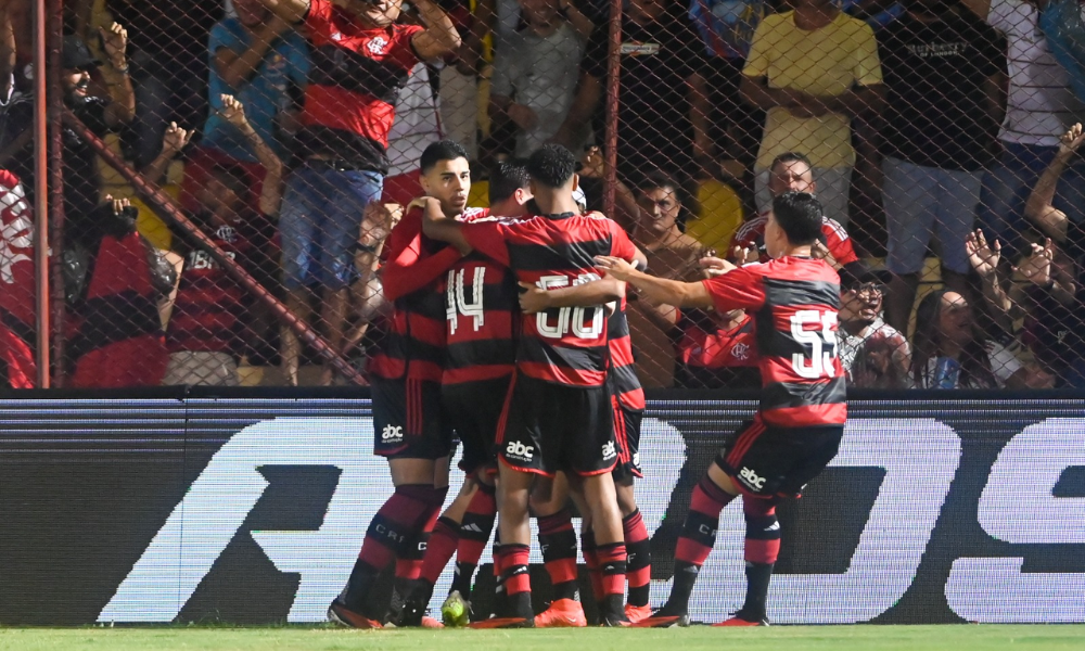 Jogadores do Flamengo vibrando com classificação na Copinha