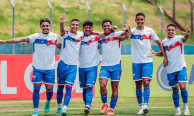 Jogadores do Fortaleza comemorando gol em partida contra o CRB na Copinha
