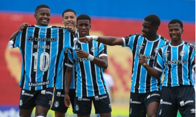 Jogadores do Grêmio homenageiam colega após segundo gol feito na Copinha