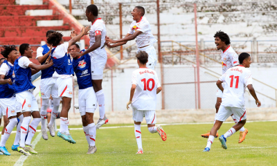 Jogadores do Red Bull Bragatino vibram com gol durante estreia da Copinha 2024