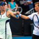Luisa Stefani e Demi Schuurs se cumprimentam com soquinho no Australian Open