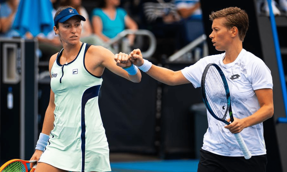 Luisa Stefani e Demi Schuurs se cumprimentam com soquinho no Australian Open