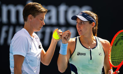 Luisa Stefani e Demi Schuurs se cumprimentam durante ponto no Australian Open 2024