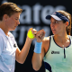 Luisa Stefani e Demi Schuurs se cumprimentam durante ponto no Australian Open 2024