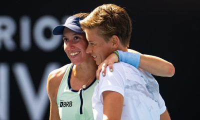 Luisa Stefani e Demi Schuurs se abraçam após nova vitória nas duplas do Australian Open