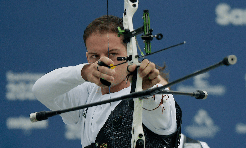 Marcus D'Almeida em ação no Torneio de Nimes de tiro com arco