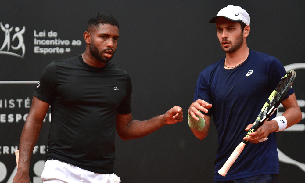 Matheus Pucinelli e João Lucas Reis, que disputaram o Challenger de Verona, se cumprimentam no Challenger de Piracicaba duplas (Foto: João Pires)