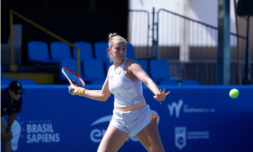 Olivia Carneiro rebate bola durante disputa do Australian Open Juvenil; ela está nas oitavas de duplas com Laura Brunkel