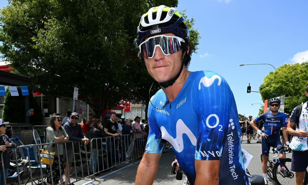 Vinicius Rangel pousa para foto no Tour Down Under de ciclismo estrada
