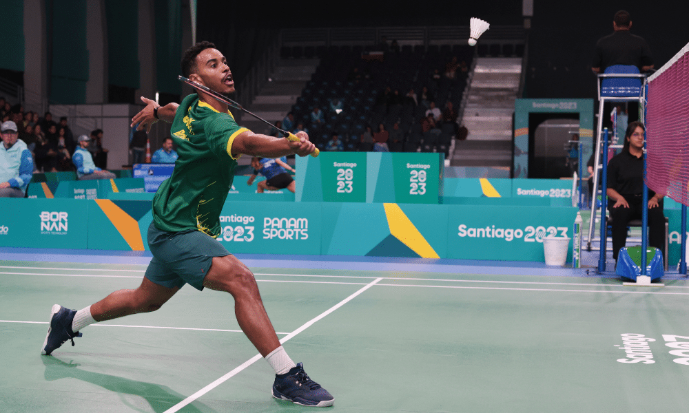 Ygor Coelho em ação durante partida do Masters da Indonésia de badminton