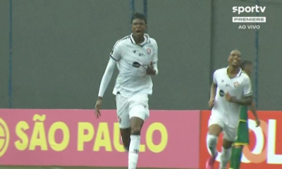 Zagueiro Andrei comemorando após marcar gol pelo Vitória na Copinha na Arena Ibrachina