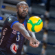 Abouba recepcionando bola em duelo do Tours do Berlin da Champions League de vôlei masculino