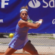 Carol Meligeni Alves rebate bola em jogo do ITF W35 de Buenos Aires
