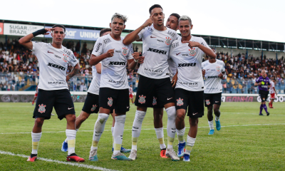 Jogadores do Corinthians comemoram gol contra o Guarani na Copinha