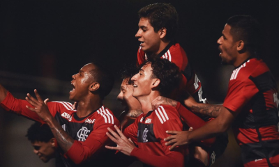 Jogadores do Flamengo comemoram vitória na Copinha. Equipe enfrenta o São José-RS
