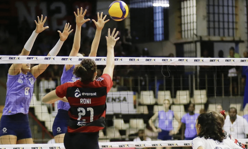 Roni, do Sesc Flamengo, ataca contra o bloqueio de Barueri em jogo da Superliga Feminina