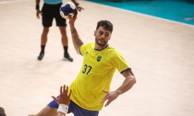 Jogador do Brasil faz arremesso em partida do Brasil contra o Uruguai no Campeonato Sul-Centro Americano de handebol masculino