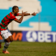 Jogador da Portuguesa comemora gol na copinha. Equipe enfrenta o Cruzeiro