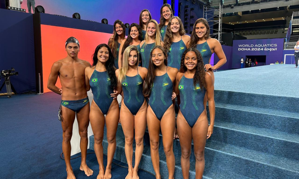 Atletas da seleção brasileira de nado artístico pousam para foto antes do mundial de esportes aquáticos de doha; natação e saltos ornamentais
